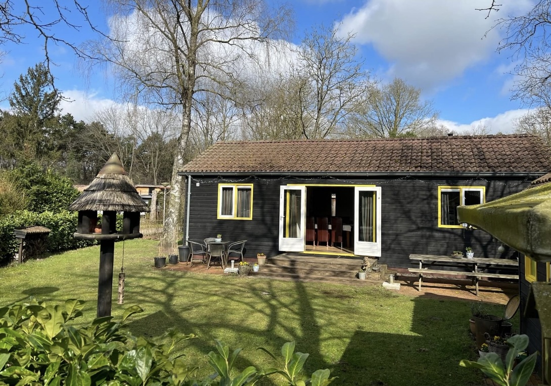 Een foto van het logeerhuis waar de weekendopvang op de camping plaatsvindt.